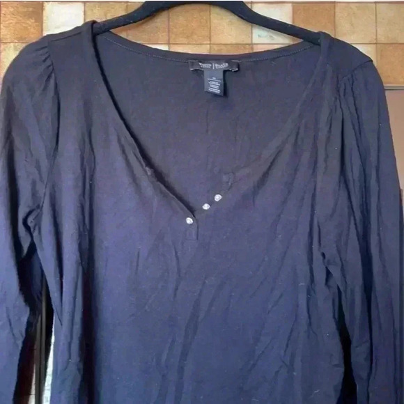 WHBM pearl button long sleeve black top. Size M - Picture 4 of 4
